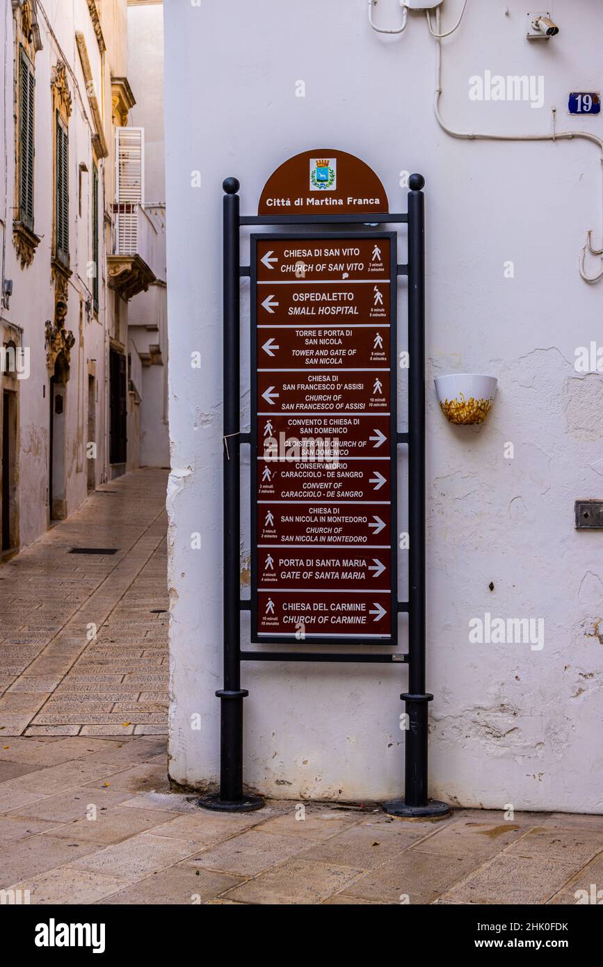 Historisches Stadtzentrum von Martina Franca in Italien - MARTINA FRANCA, ITALIEN - 29. OKTOBER 2021 Stockfoto