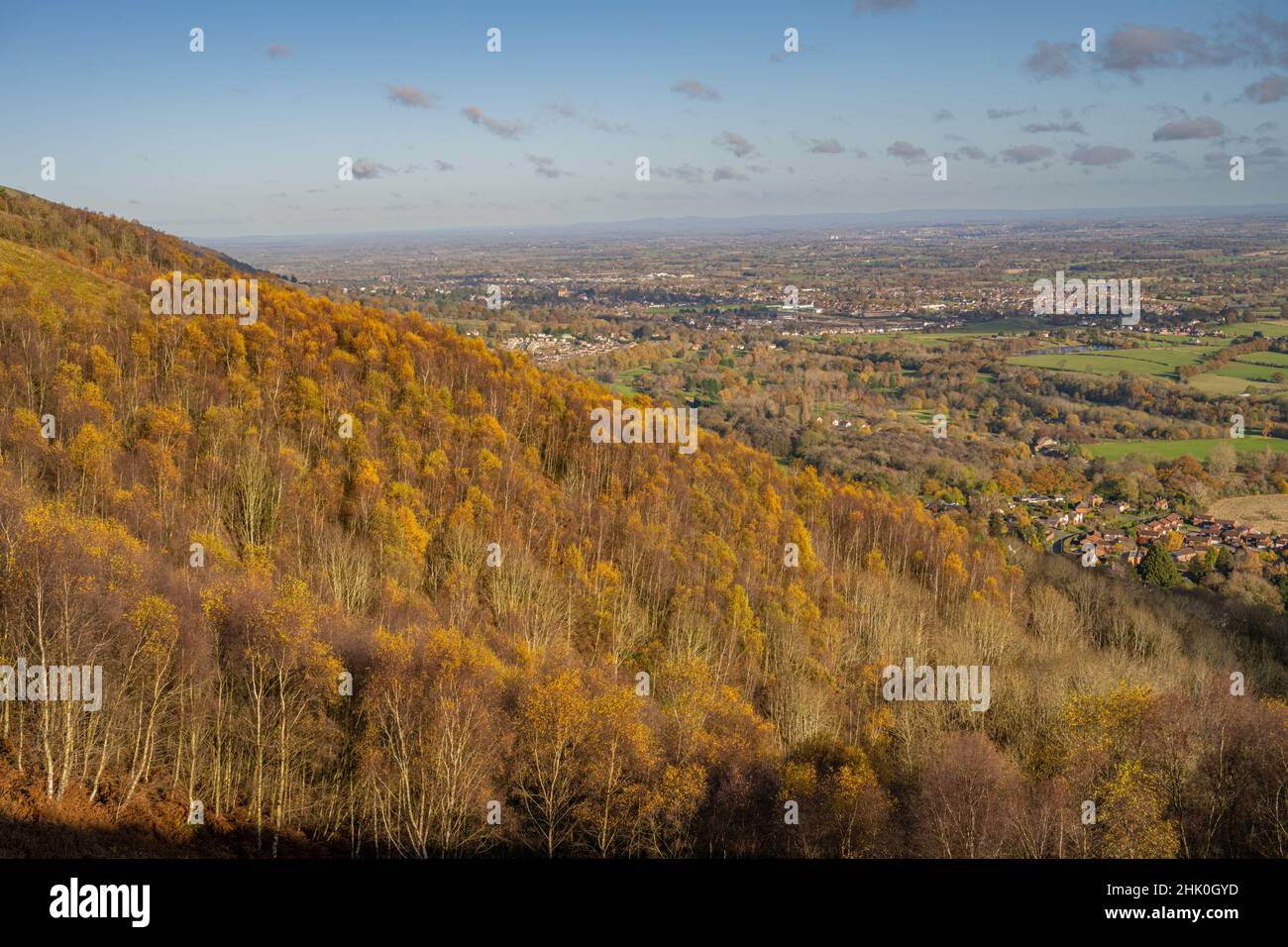 Blick nach Norden entlang der Ostflanke der Malvern Hills an einem Herbsttag. Stockfoto