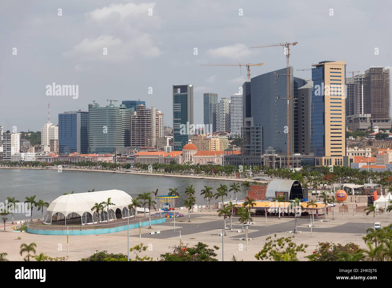 Luanda Angola - 10 13 2021: Luftaufnahme der Innenstadt von Luanda, Bucht, Cabo Island und Hafen von Luanda, marginale und zentrale Gebäude, in Angola Stockfoto