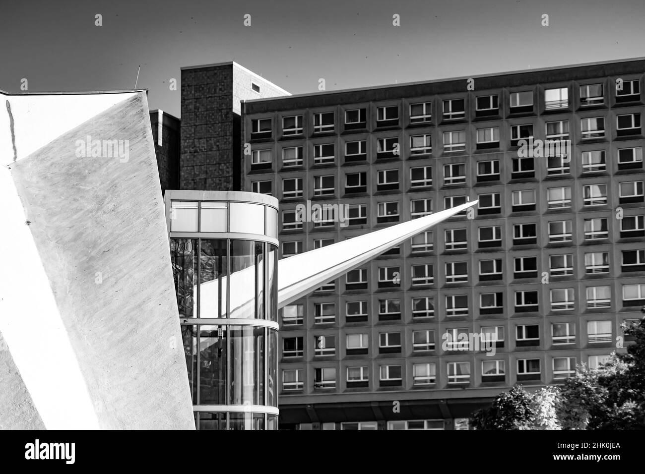 Eine Graustufenaufnahme der modernen Gebäude von Berlin, Deutschland Stockfoto