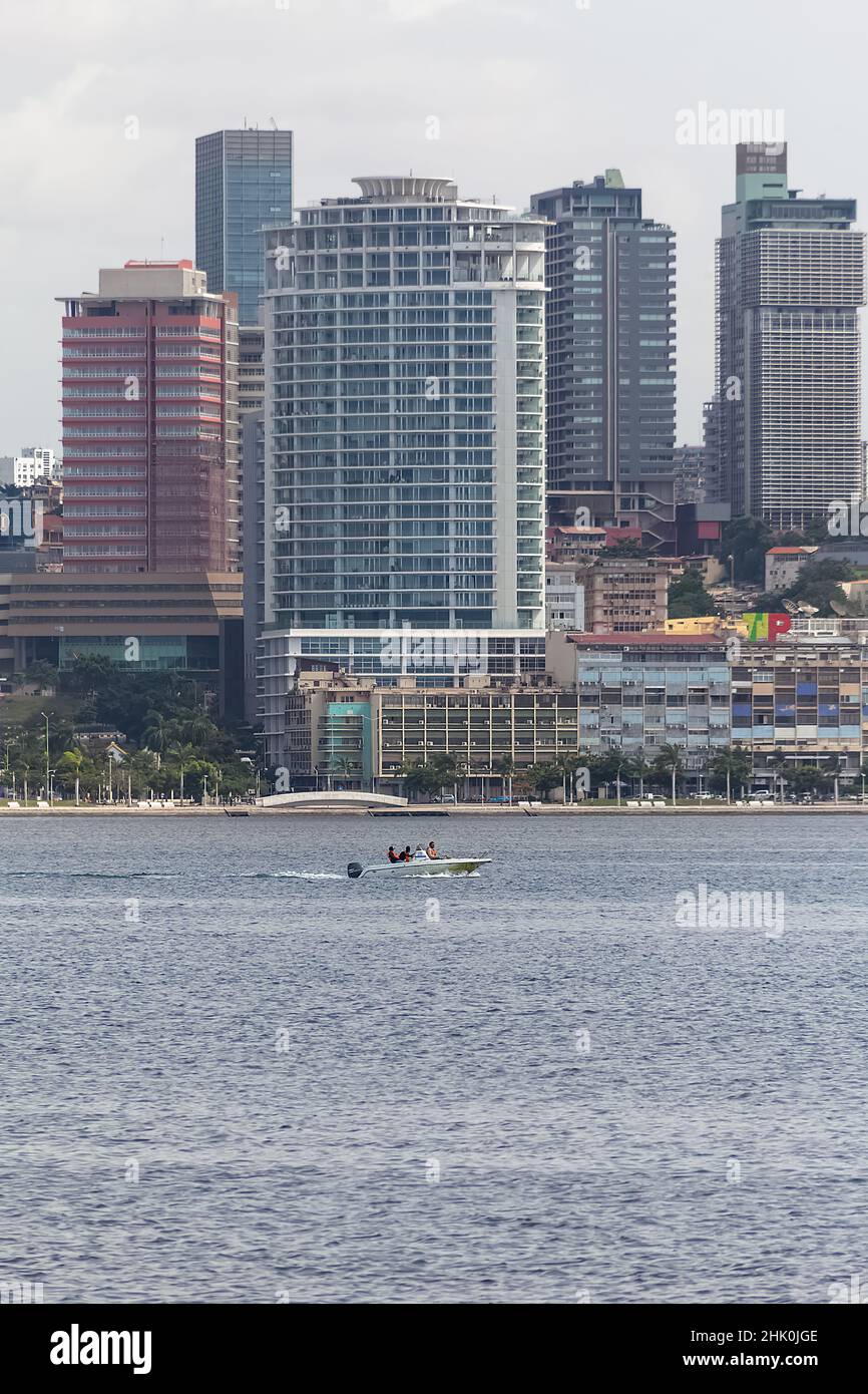 Luanda Angola - 10 13 2021: Blick auf die Innenstadt von Luanda, moderne Wolkenkratzer, Bucht, Marginal- und Zentralgebäude, Fischer auf der Traditiono Stockfoto