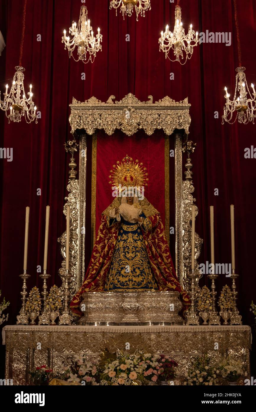 Bild der heiligen Jungfrau Maria in der Kapelle der Seeleute in Triana, Sevilla. Die Jungfrau trägt den Namen Nuestra Señora de la Esperanza de Triana. Stockfoto