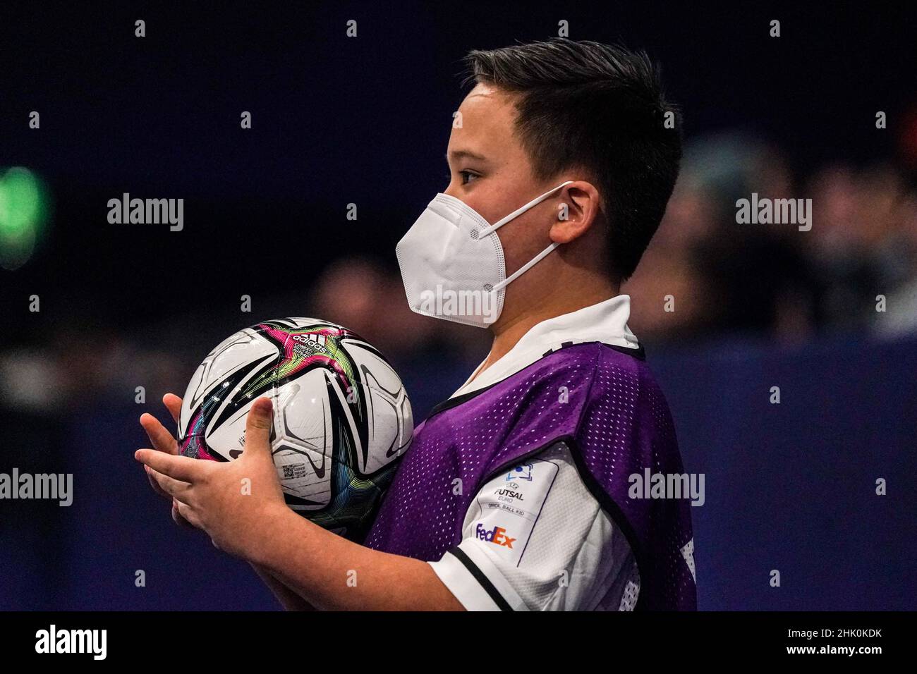 AMSTERDAM, NIEDERLANDE - 1. FEBRUAR: Ballknabe beim Männer-Futsal-Viertelfinale der Euro 2022 zwischen Russland und Georgien am 1. Februar 2022 im Ziggo Dome in Amsterdam, Niederlande (Foto: Jeroen Meuwsen/Orange Picles) Stockfoto