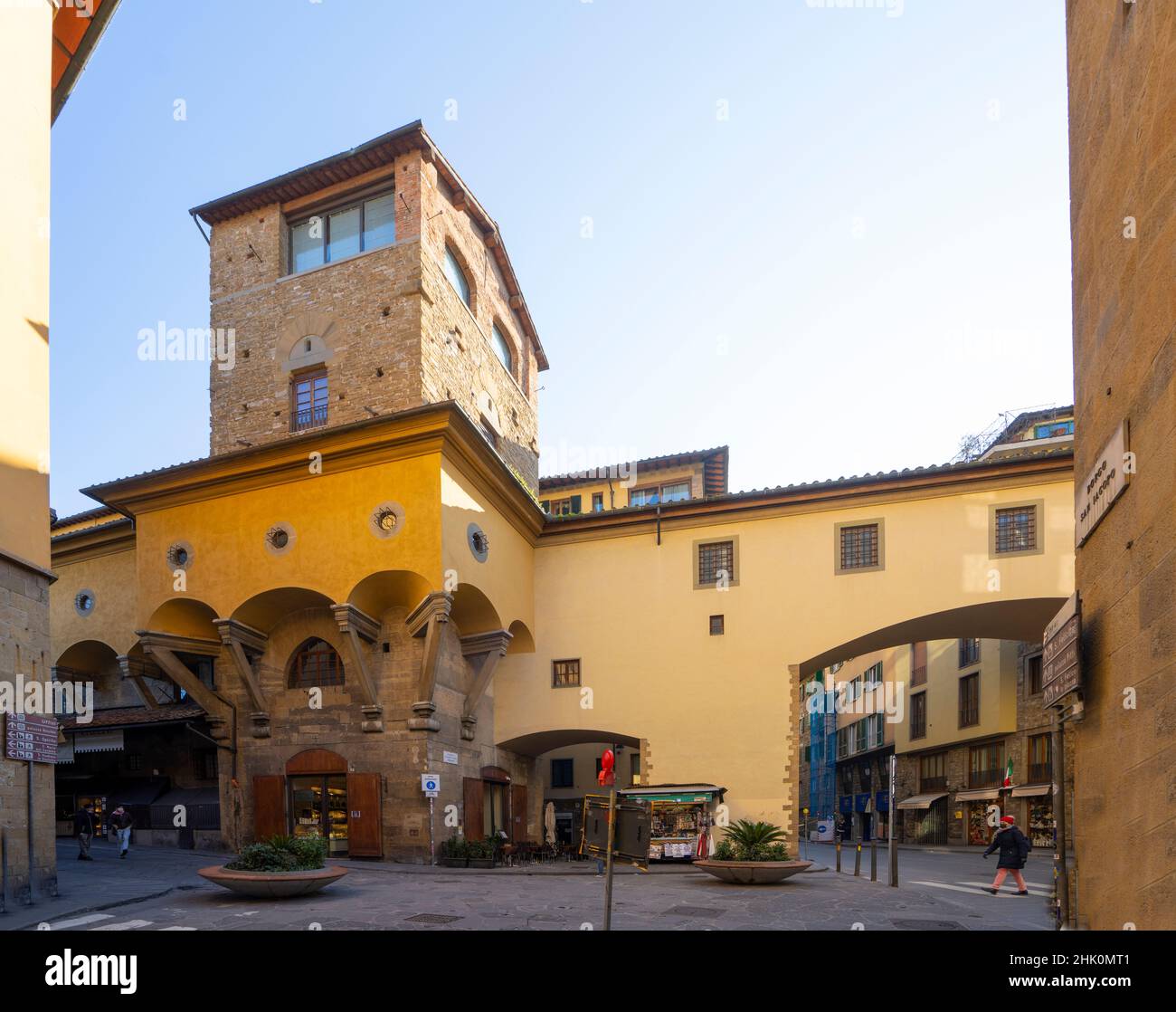 Florenz, Italien. Januar 2022. Die alten Gebäude auf der alten Brücke im historischen Zentrum der Stadt Stockfoto