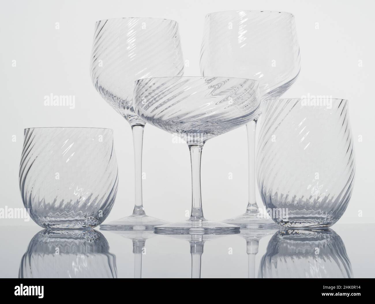Ein Satz Glaswaren. Trinkgefäße oder Trinkgefäße. Haushaltsgläser zum Trinken von Flüssigkeiten aus. Stockfoto