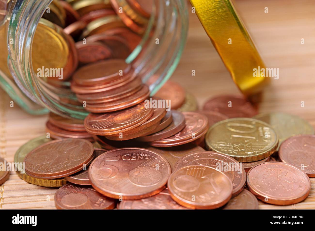 Eurocent-Münzen in einem Schraubglas Stockfoto