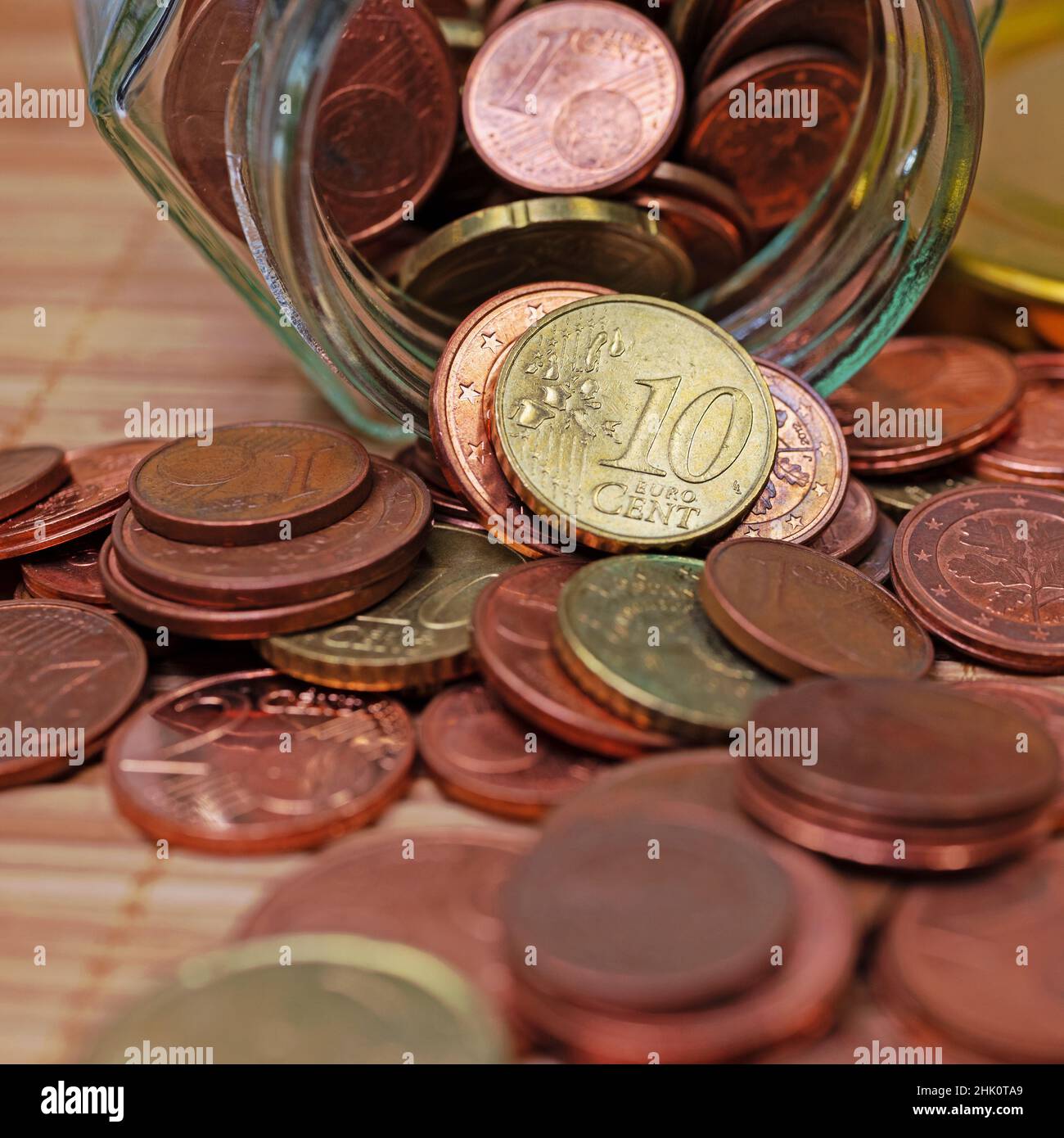 Eurocent-Münzen in einem Schraubglas Stockfoto