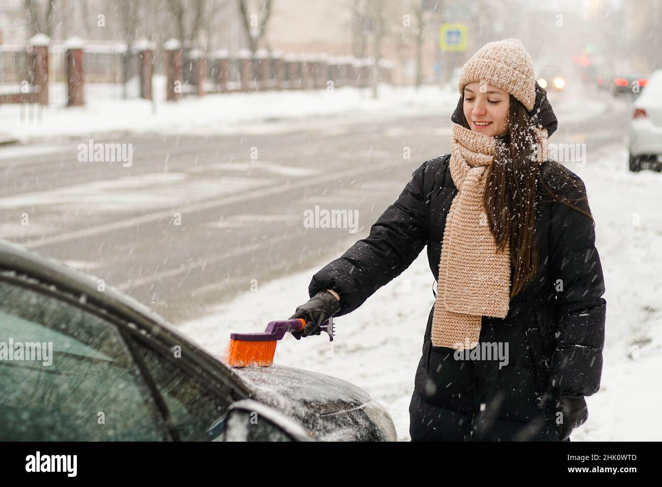 Winterauto - Frau Löschen Schnee Von Der Frontscheibe Stockfoto - Bild von  winter, frost: 17426636