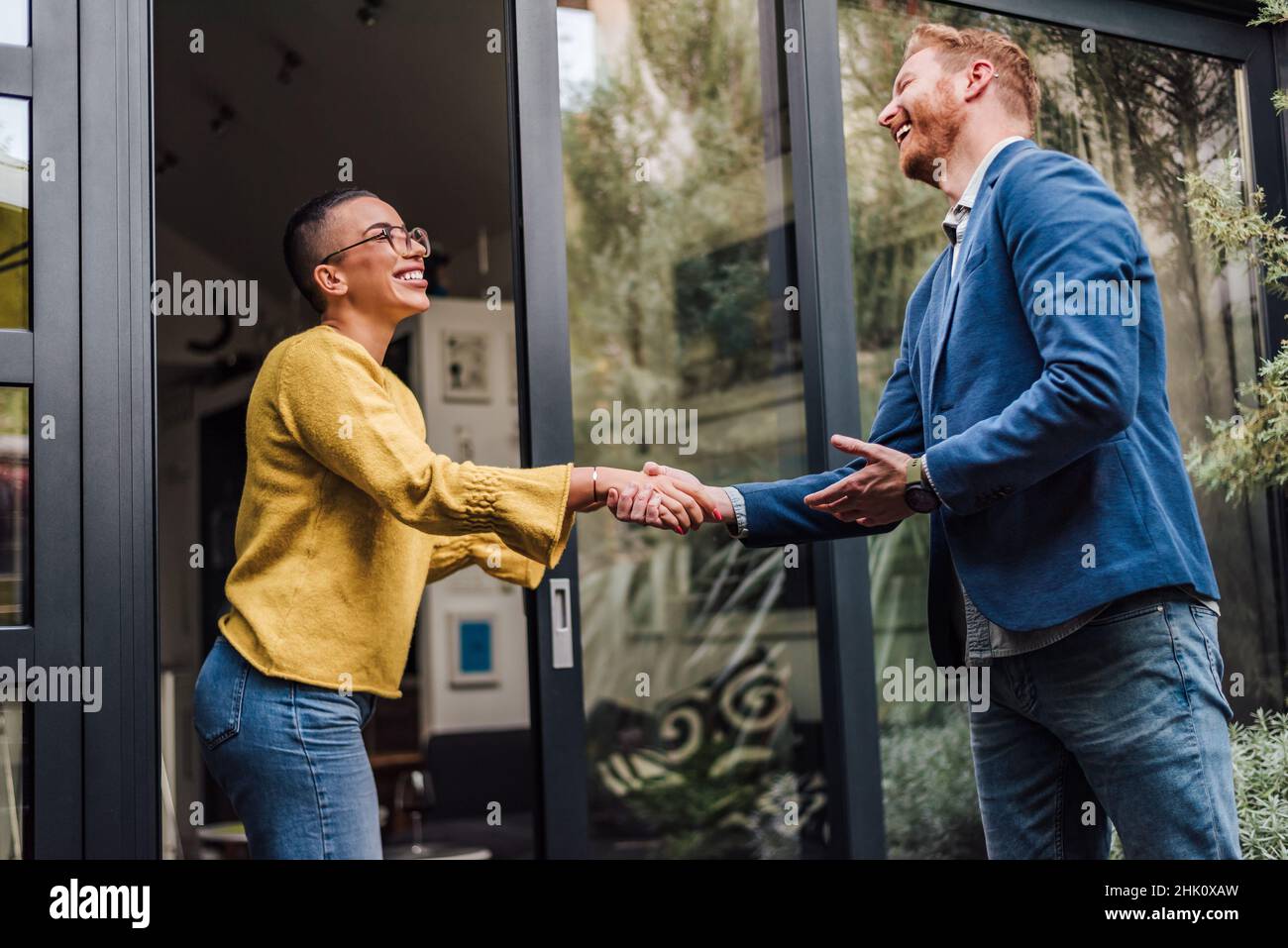 Händeschütteln Begrüßung eines guten alten Freundes, Kunden, Berufs- oder neuen Mitarbeiters, zwei Personen begrüßen sich gegenseitig Stockfoto