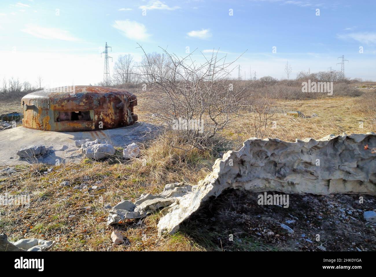 Friaul Julisch Venetien, Berg Sei Busi. Entlang der Grenze zwischen Italien und Ex-Jugoslawien sind noch immer Spuren des Kalten Krieges zu erkennen. Der Turm eines NATO-Bunkers bringt uns zurück in eine nahe Vergangenheit, als man Pass, Visum, Erlaubnis brauchte.in der Nähe des Bunkers die Fiberglas-Tarnung, die ihn bedeckte. Stockfoto