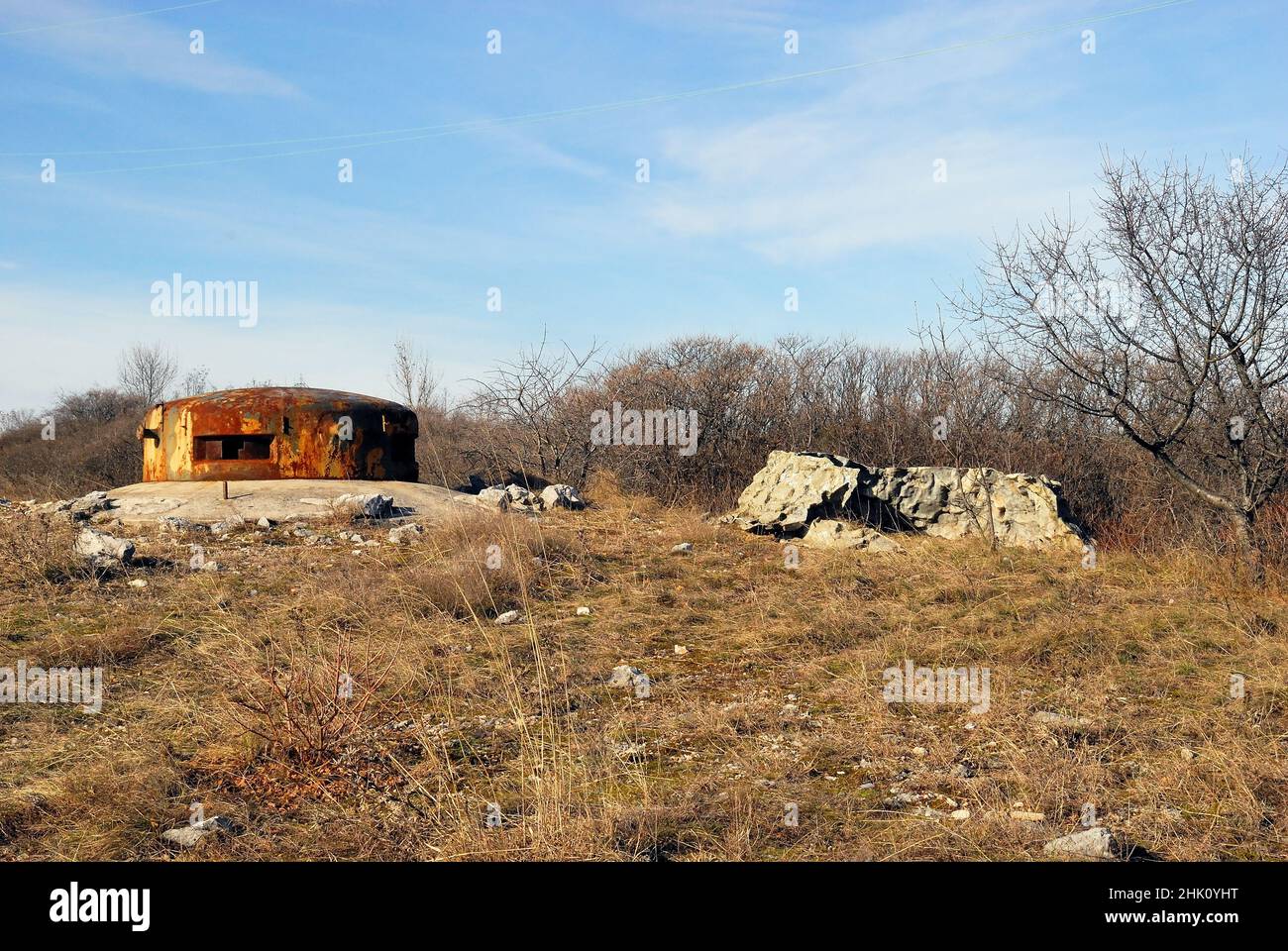 Friaul Julisch Venetien, Berg Sei Busi. Entlang der Grenze zwischen Italien und Ex-Jugoslawien sind noch immer Spuren des Kalten Krieges zu erkennen. Der Turm eines NATO-Bunkers bringt uns zurück in eine nahe Vergangenheit, als man Pass, Visum, Erlaubnis brauchte.in der Nähe des Bunkers die Fiberglas-Tarnung, die ihn bedeckte. Stockfoto