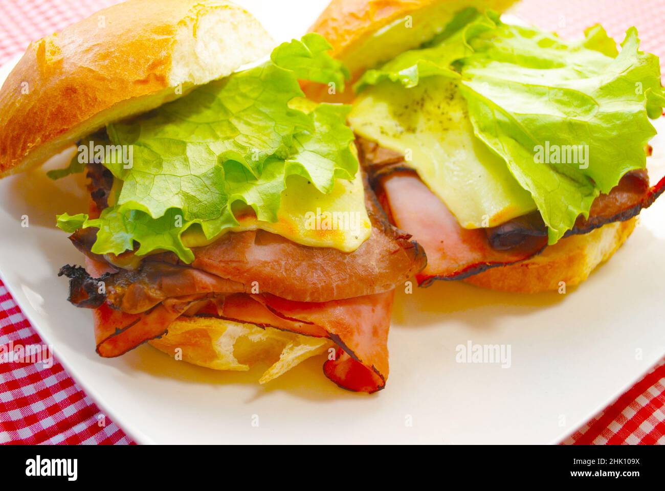 Hardy gerösteter Schinken, geröstetes Rindfleisch und Käse-Sandwich Stockfoto
