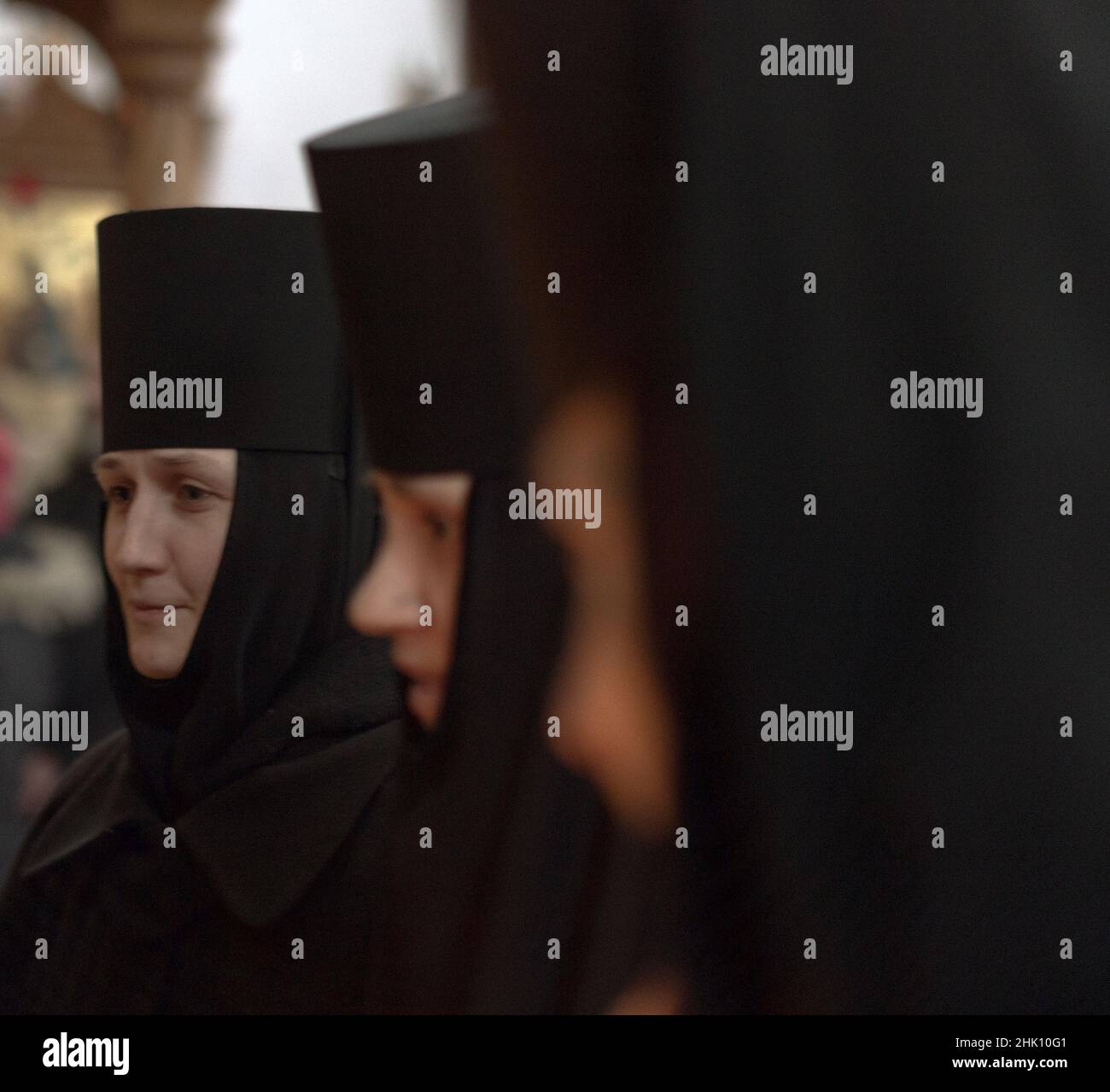Anzahl der Nonnen, die in einer Kirche in der Ukraine vor einem verschwommenen Hintergrund singen Stockfoto