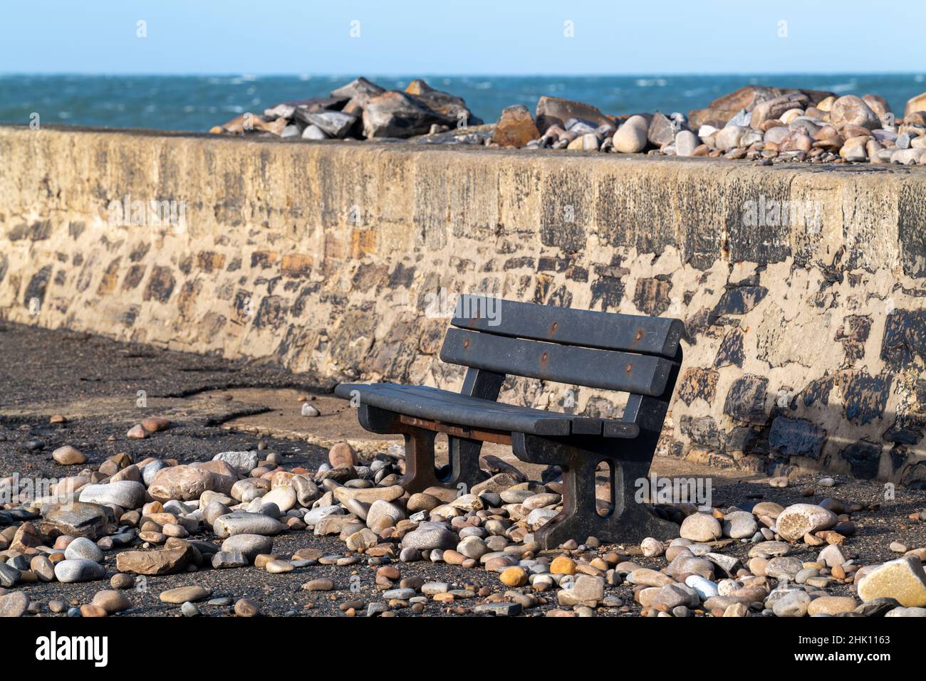 CULLEN,MORAY,SCHOTTLAND - 31. JANUAR 2022: Dies ist eine Szene, in der Kieselsteine vom Ufer wegen des stürmischen Wetters in Cullen, M, auf den Pier gefegt wurden Stockfoto