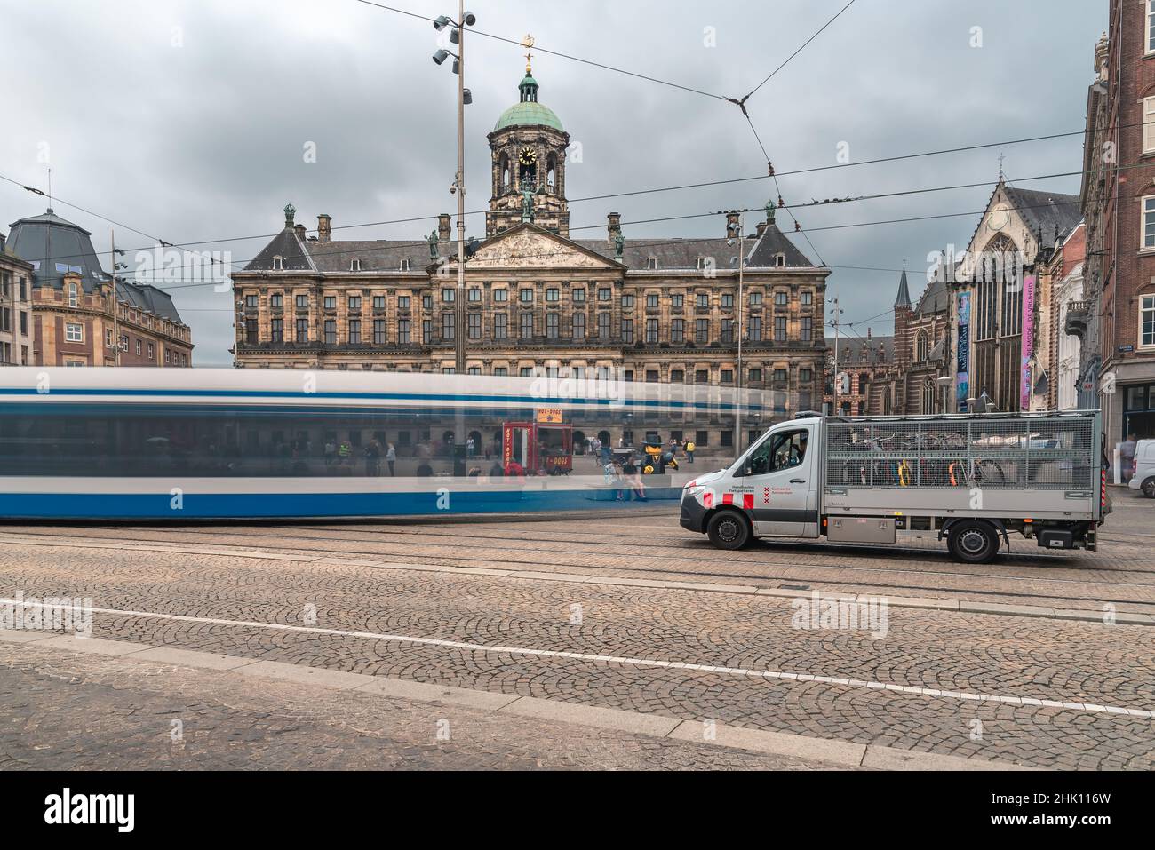 Verkehr auf Raadhuisstraat in Amsterdam, Niederlande. Stockfoto