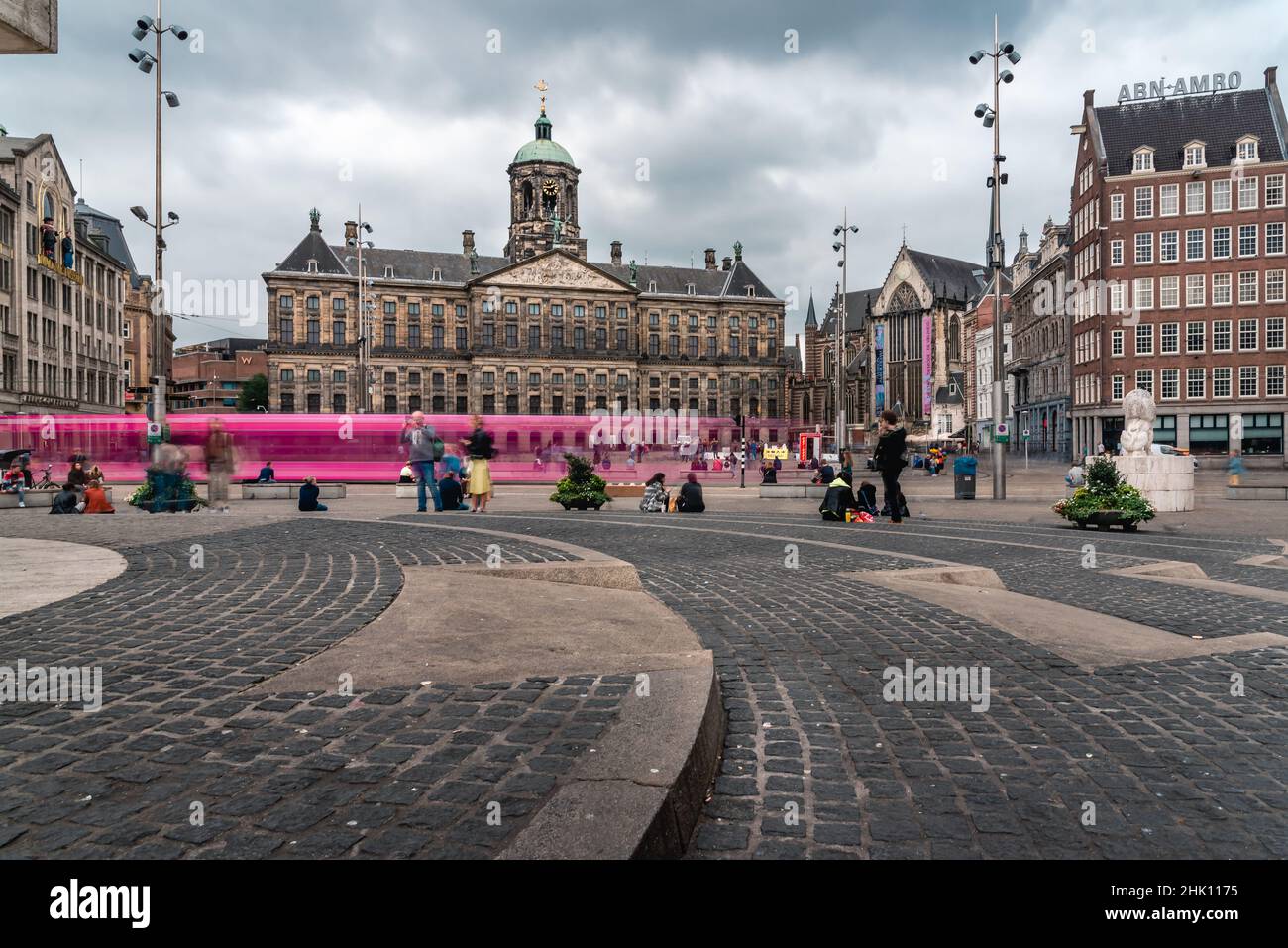 Verkehr auf Raadhuisstraat in Amsterdam, Niederlande. Stockfoto