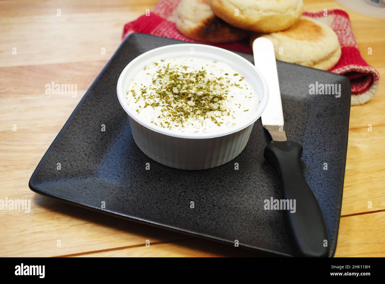 Cremiger, streichbarer Käse aus Knoblauch und Kräutern Stockfoto