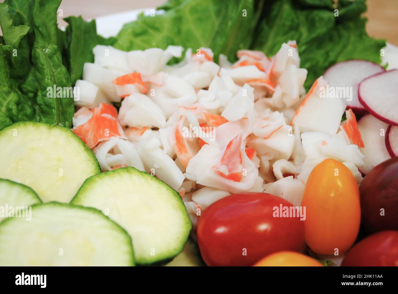 Nahaufnahme von imittierten Meeresfrüchten als Teil eines rohen frischen Salats Stockfoto
