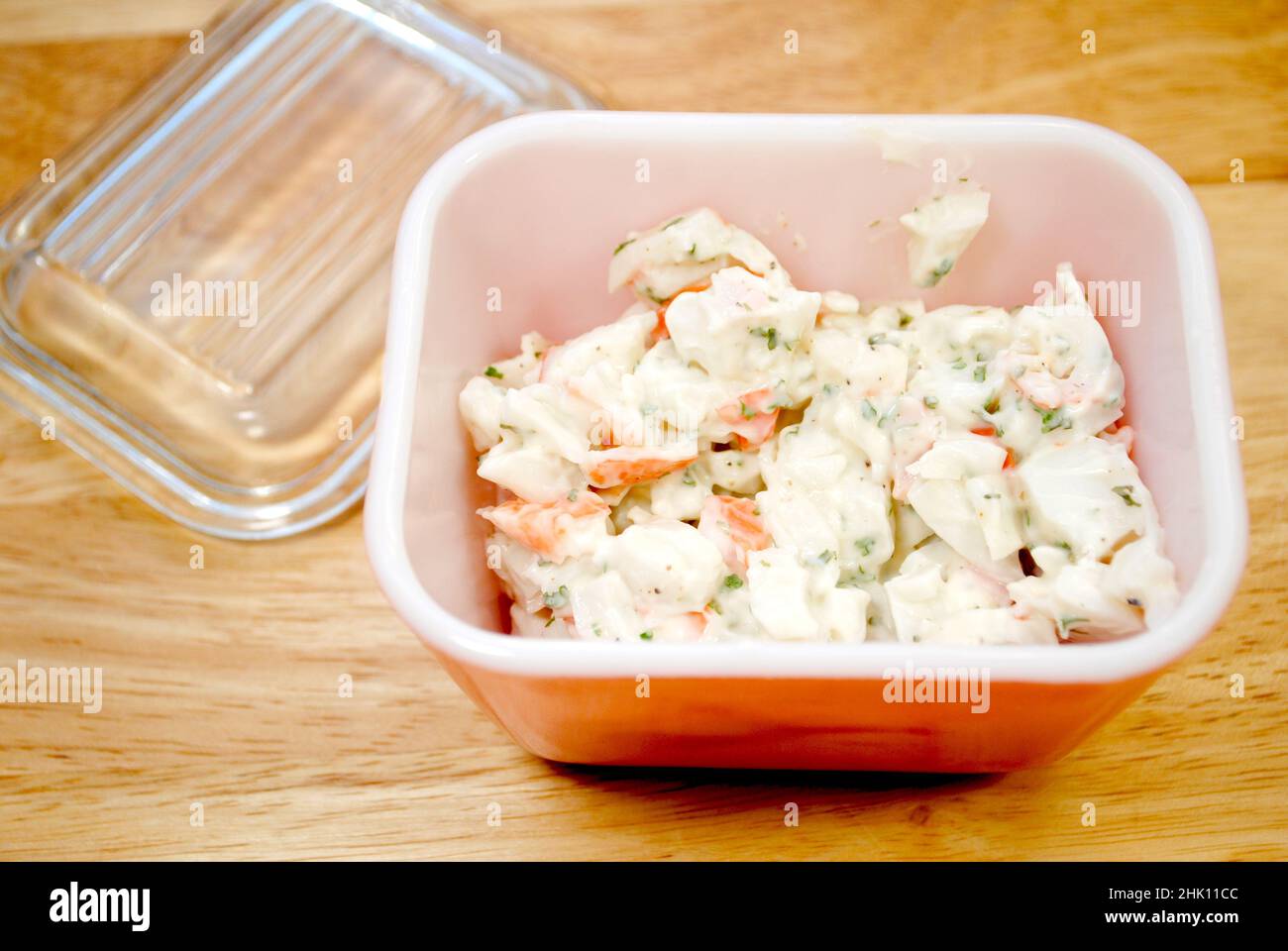 Über Meeresfrüchte-Salat in einer Glasschale Stockfoto