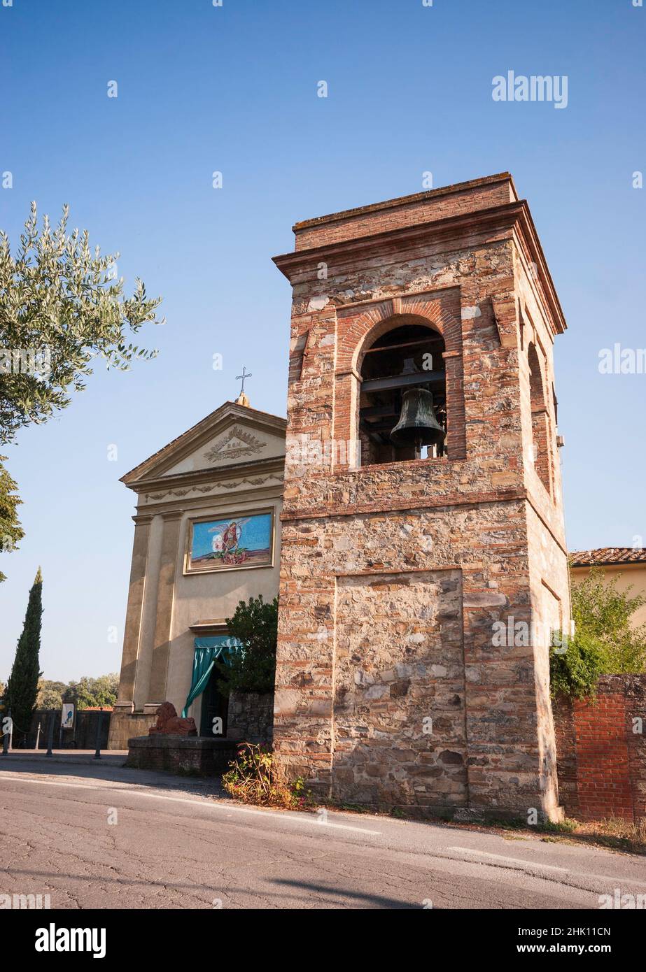 Der Glockenturm oder campanile der Kirche San Michele Arcangelo in Colognora, Toskana, Italien Stockfoto