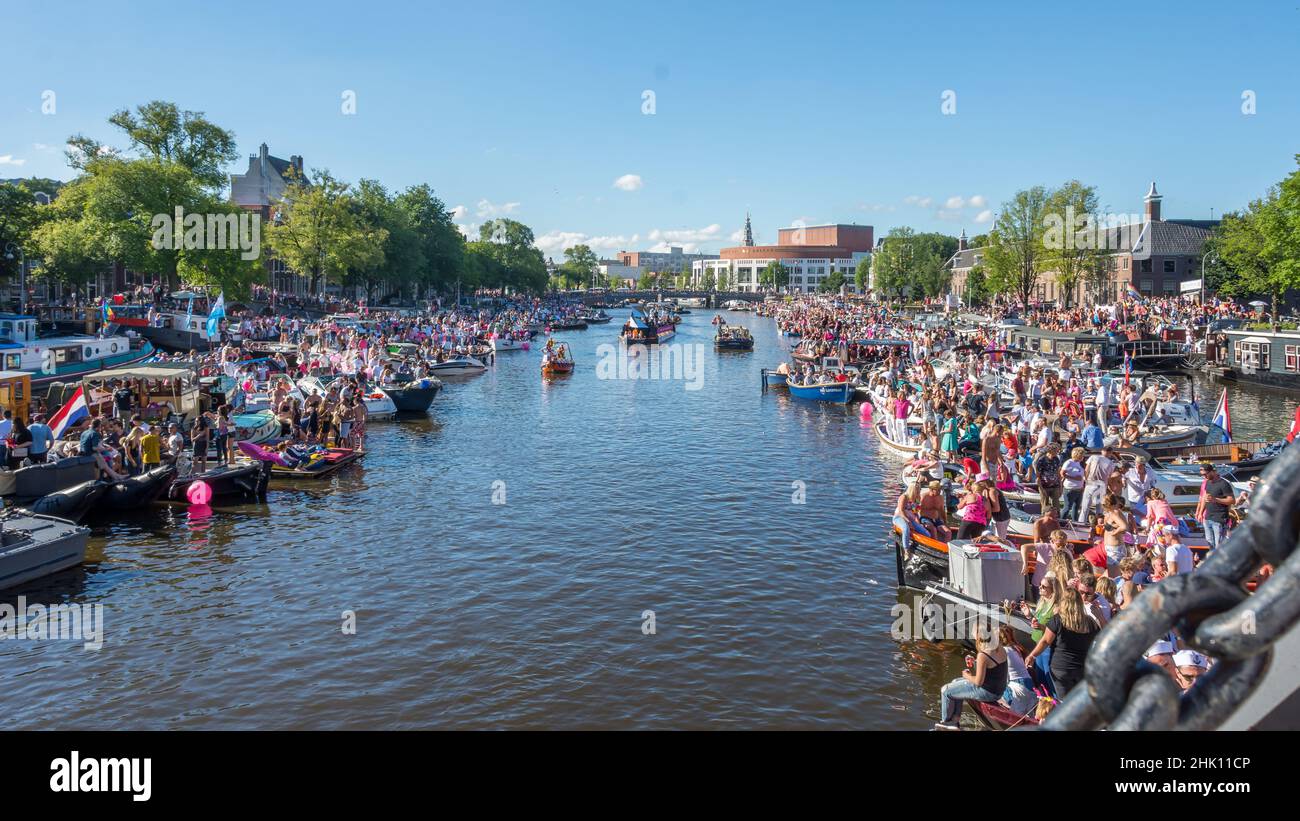 Gay Pride in Amsterdam, Niederlande. Eine große Menschenmenge versammelt sich an den Amsterdamer Grachten, um Gay Pride zu beobachten Stockfoto