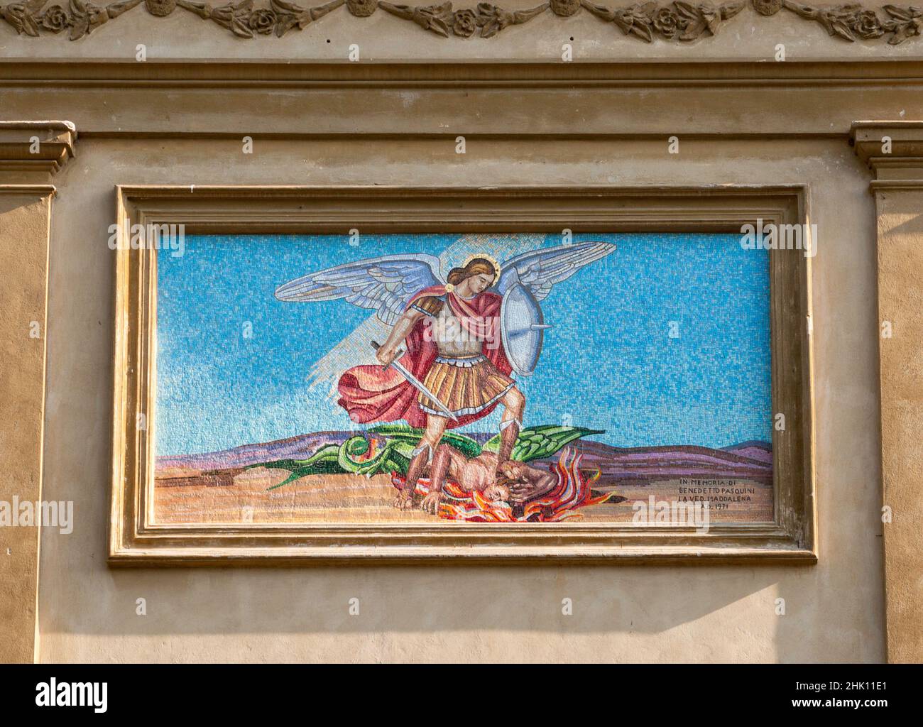 Mosaiktafel des Erzengels Michael auf der Kirche San Michele Arcangelo in Colognora, Toskana, Italien Stockfoto
