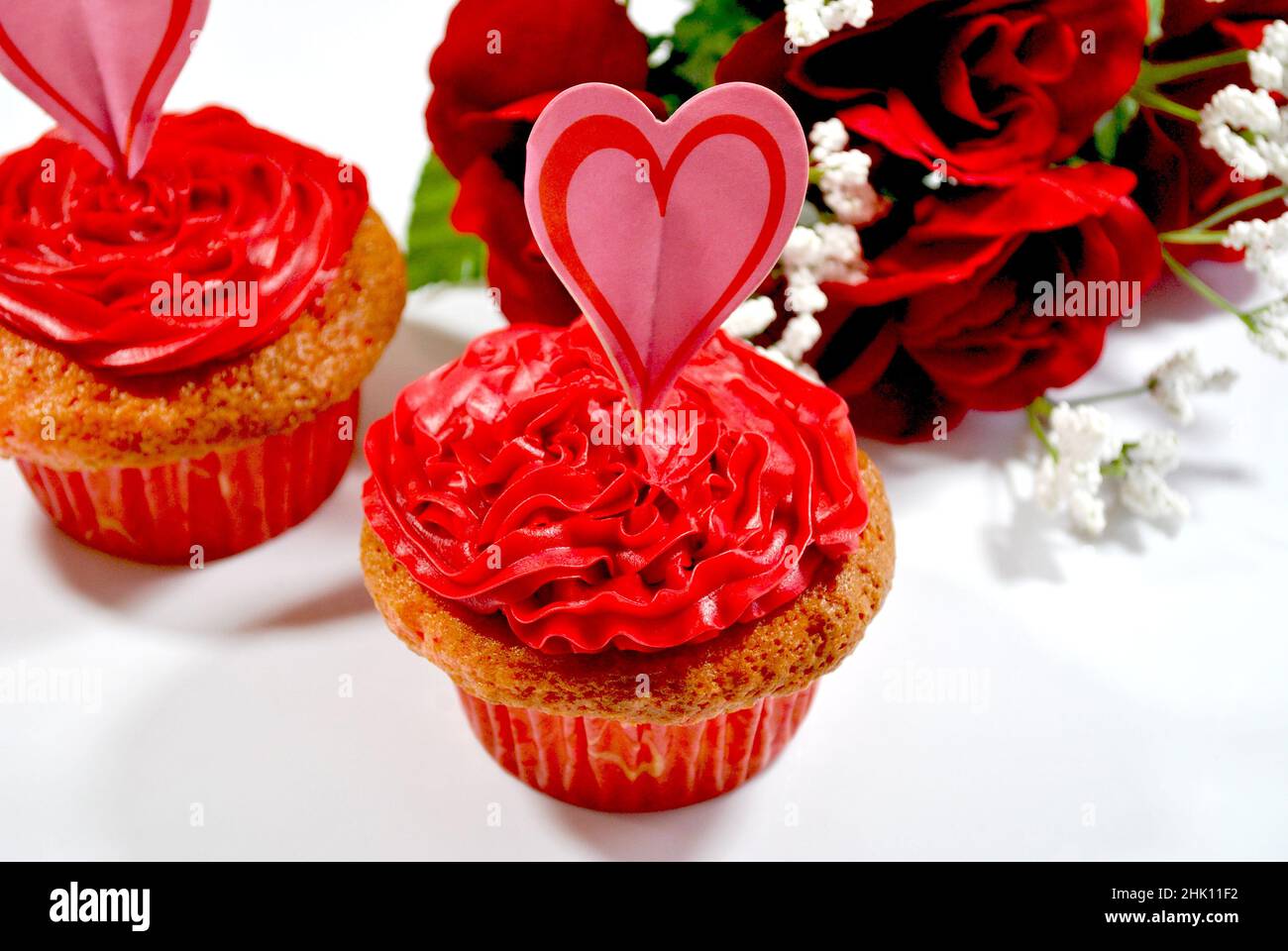 Valentinstag-Cupcakes mit roter Glasur gefrostet Stockfoto
