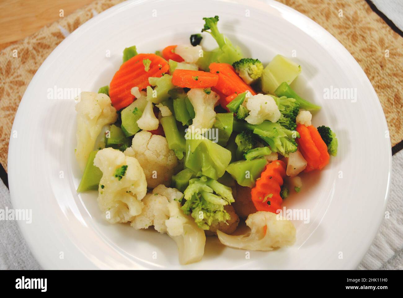 Eine Schüssel mit Broccoli, Blumenkohl und Karotten Stockfoto