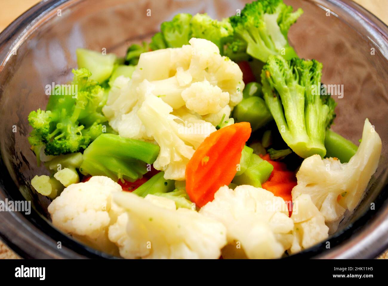 Eine Schüssel mit Broccoli, Blumenkohl und Karotten Stockfoto