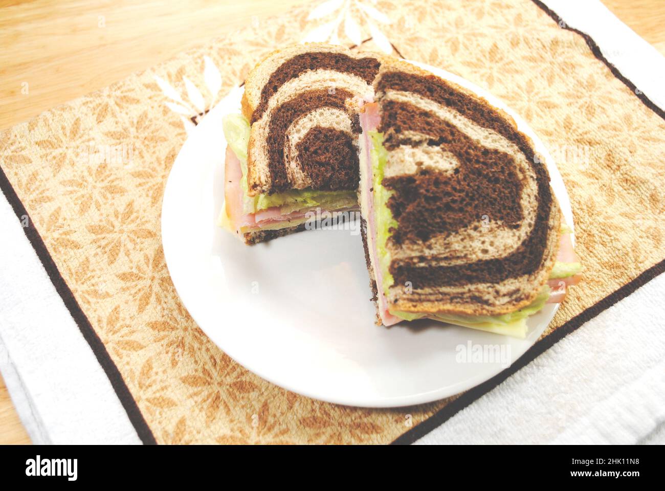Hardy Ham and Cheese Sandwich mit amerikanischem Käse, Salat und Mayonnaise Stockfoto