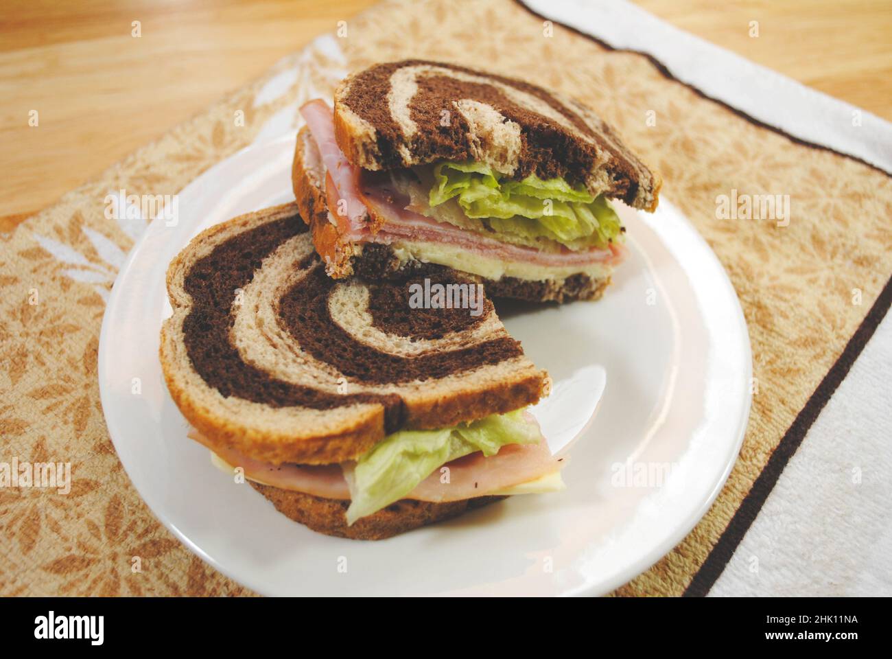 Hardy Ham and Cheese Sandwich mit amerikanischem Käse, Salat und Mayonnaise Stockfoto