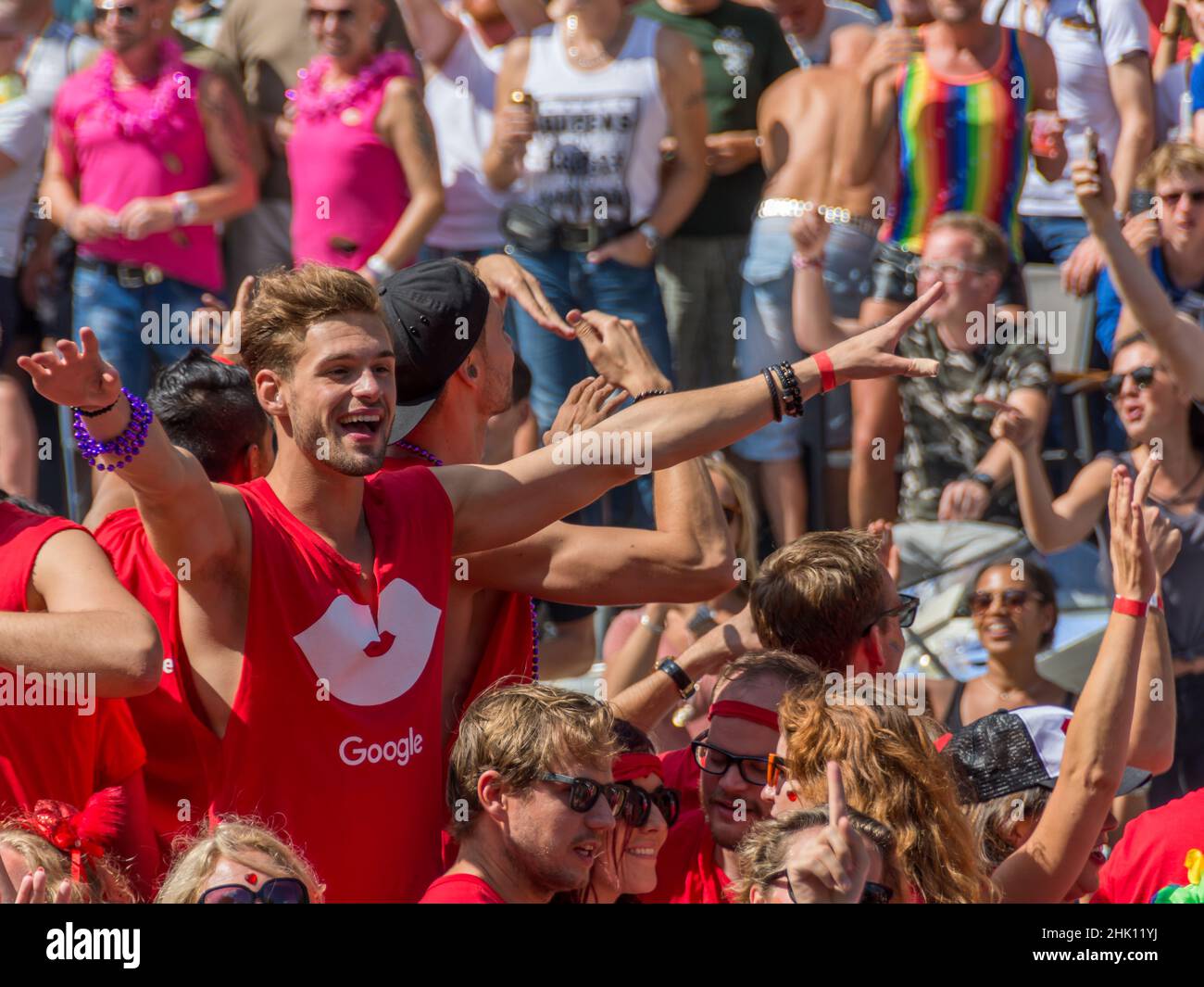 Gay Pride in Amsterdam, Niederlande. Eine große Menschenmenge versammelt sich an den Amsterdamer Grachten, um Gay Pride zu beobachten Stockfoto