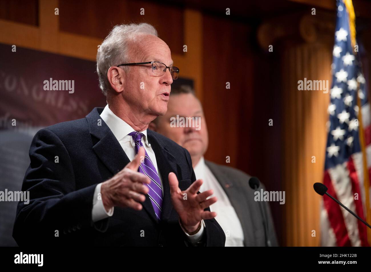 Der US-Senator Jerry Moran (Republikaner von Kansas) hält während einer Pressekonferenz im US-Kapitol in Washington, DC, am Dienstag, den 1. Februar 2022, Bemerkungen zur Gesundheitsversorgung für toxisch exponierte Veteranen nach 9/11. Kredit: Rod Lampey/CNP Stockfoto