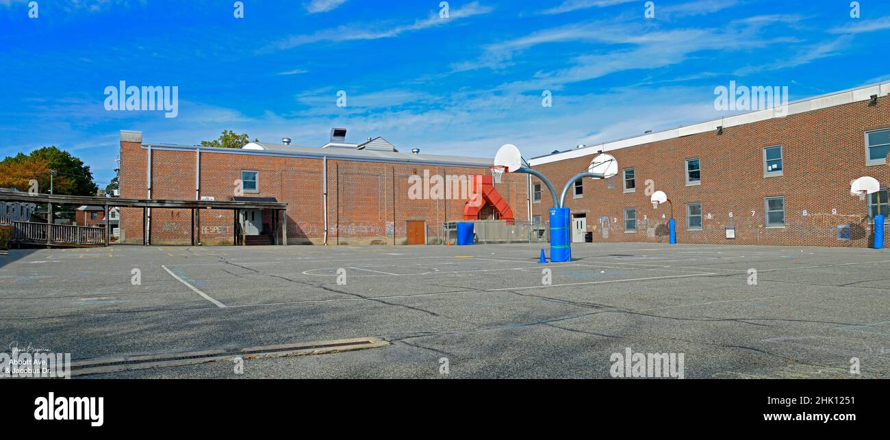 Leerer Schulasphaltplatz in Ridgefield, NJ, USA. Mit Basketball-Backboards und blauem Himmel. Stockfoto