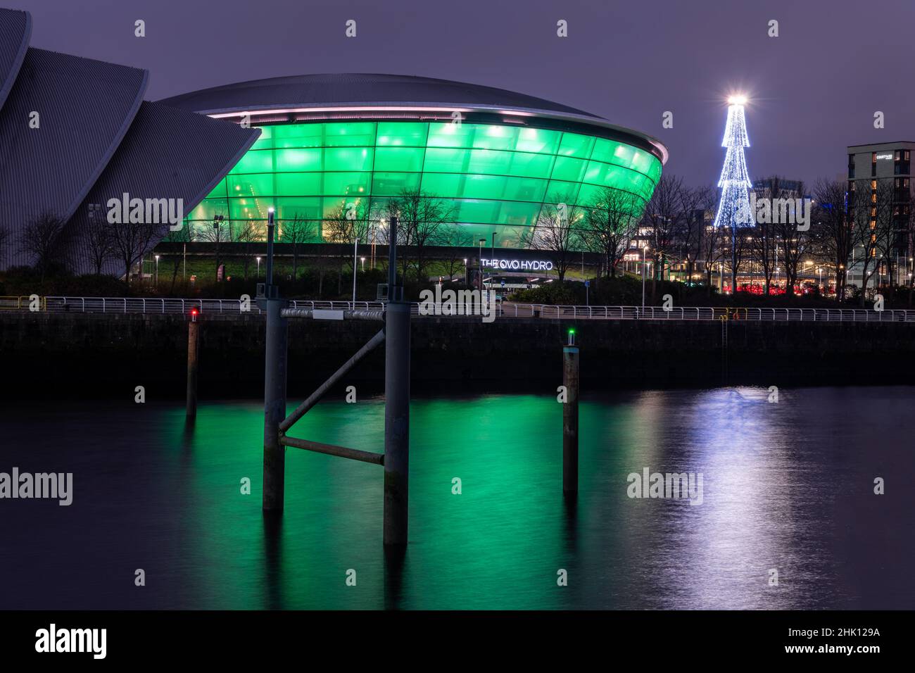 Die Ovo Hydra Arena, in einer bewölkten Nacht grün beleuchtet, Glasgow, Schottland Stockfoto