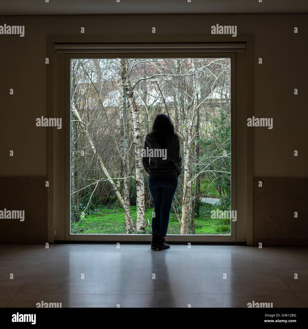Junges Mädchen, das durch einen engen Korridor eines Museums läuft Stockfoto