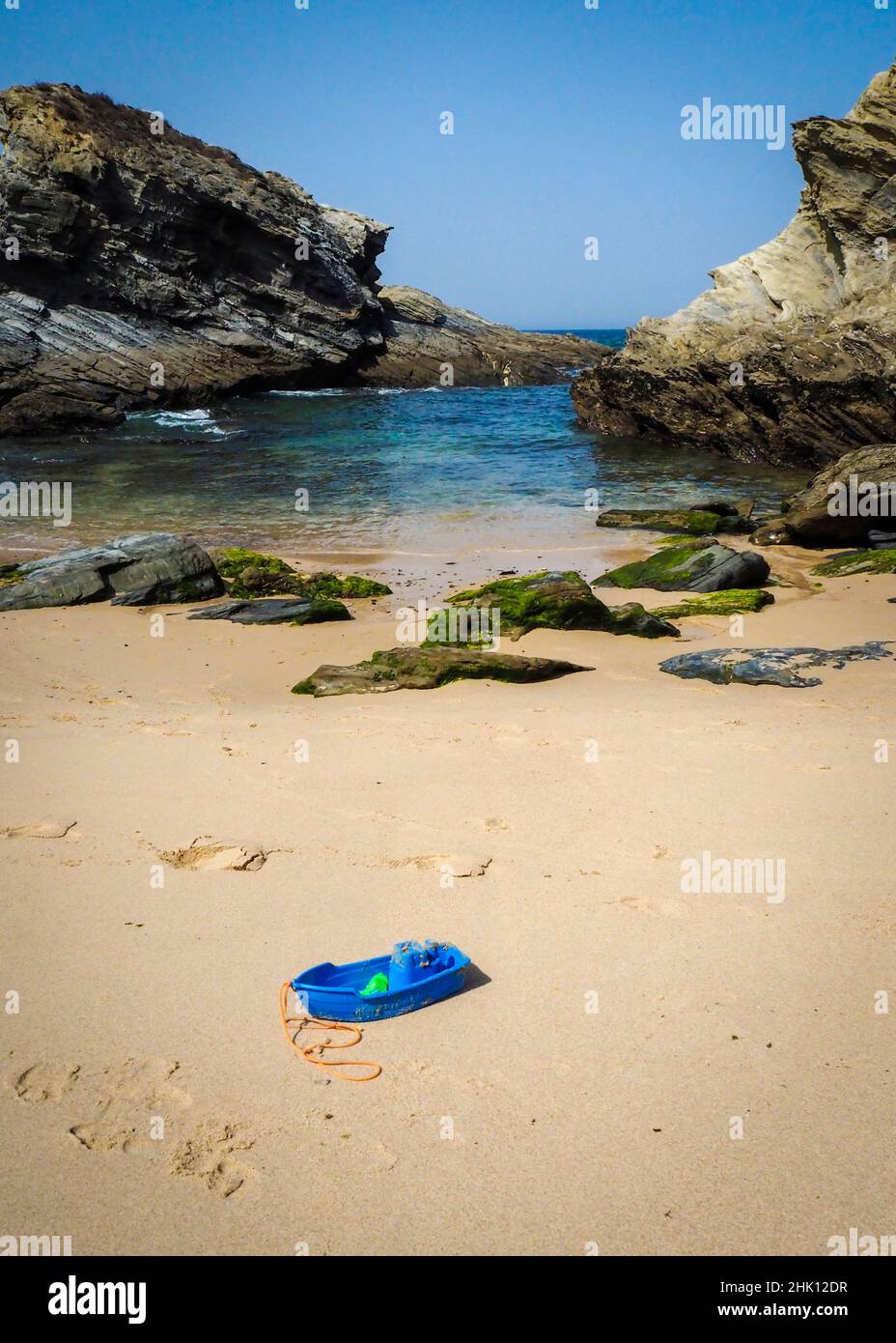 Felsiger Strand an der Küste der portugiesischen Algarve Stockfoto