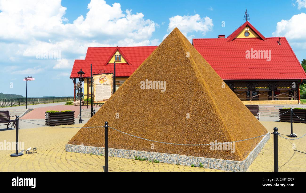 Eine Bernsteinpyramide neben einem Bernsteinbruch im Dorf Yantarny, Region Kalkiningrad, Russland. Stockfoto