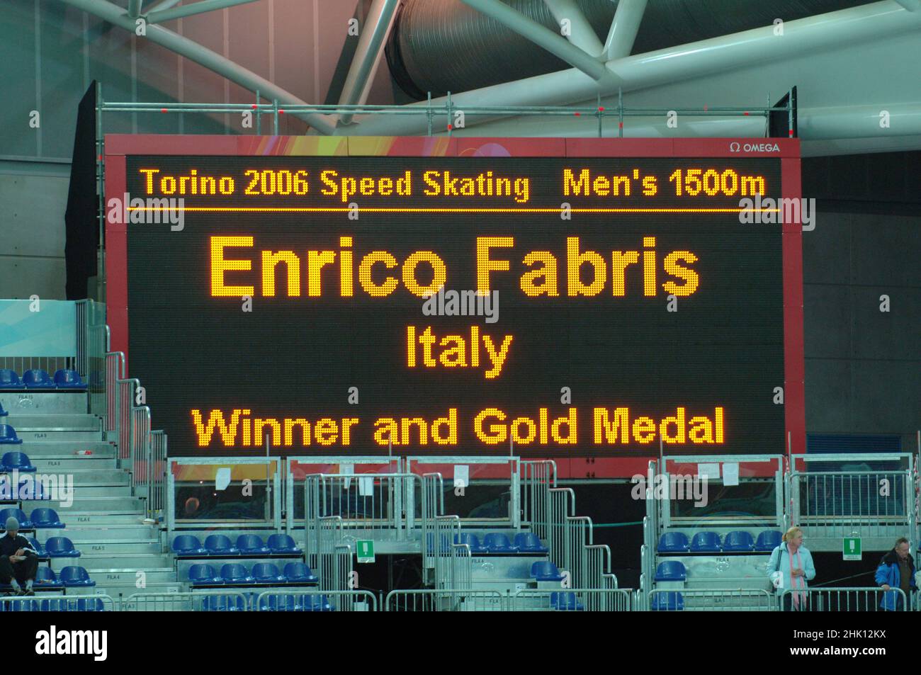Turin Italien 2006-02-21 : Turin 2006 Olympische Winterspiele, Oval Lingotto Speed Skating 1500 mt, die leuchtende Tafel zeigt den Sieger des Rennens an, Enrico Fabris Gewinner der Goldmedaille Stockfoto
