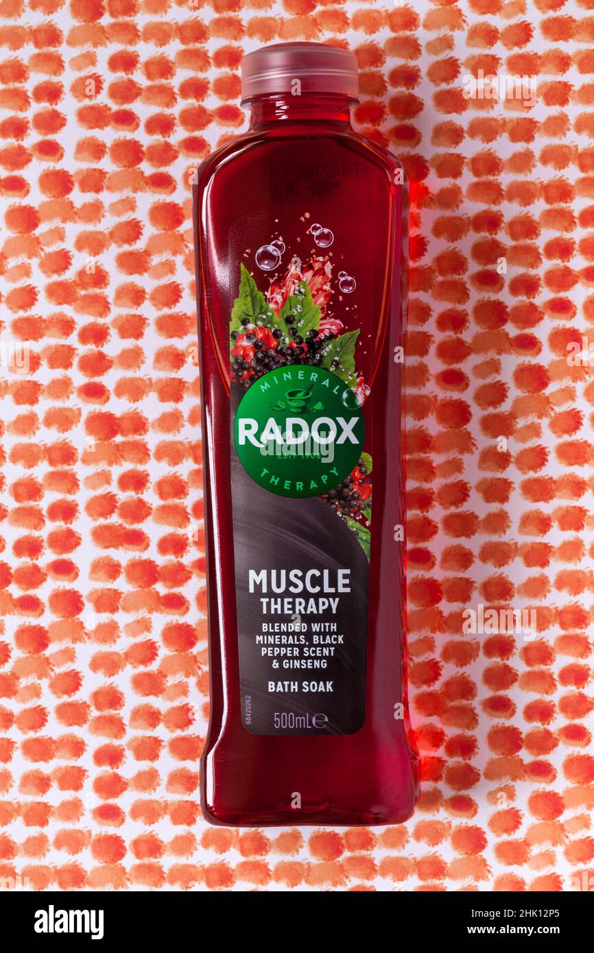 Flasche RADOX Mineral Therapy Muskeltherapie mit Mineralien, schwarzem Pfefferduft und Ginseng-Bad auf gemustertem Hintergrund Stockfoto