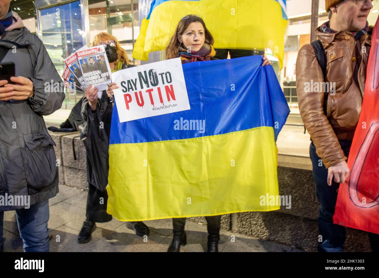 LONDON, 31 2022. JANUAR, „Russland übergibt Protest aus der Ukraine“ vor dem RT-Nachrichtengebäude einen Tag vor dem Abflug von Premierminister Boris Johnson nach Kiew, um Gespräche mit Präsident Wolodymyr Zelenskiy zu führen, während die Spannungen zwischen Russland und der Ukraine ansteigen Stockfoto