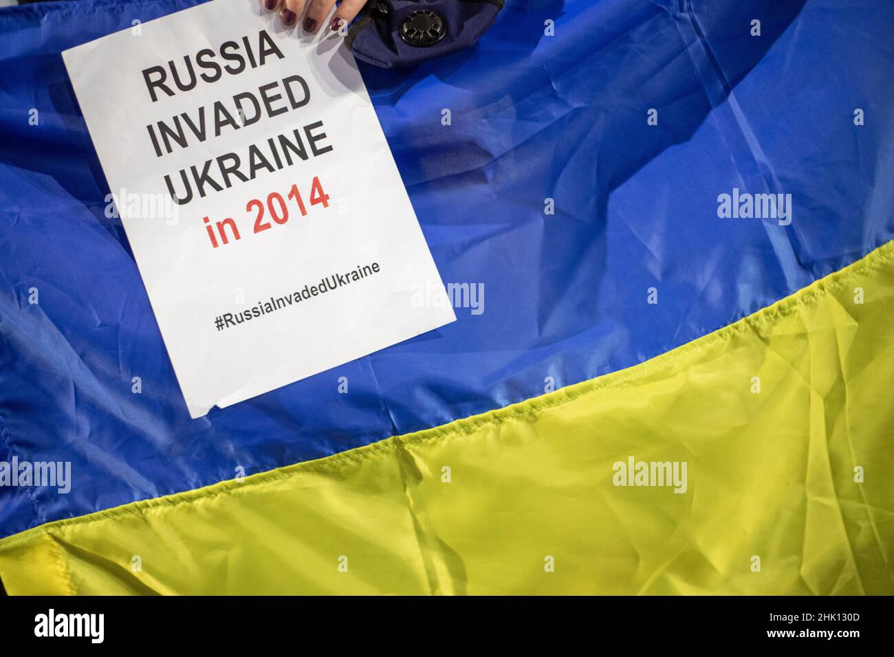LONDON, 31 2022. JANUAR, „Russland übergibt Protest aus der Ukraine“ vor dem RT-Nachrichtengebäude einen Tag vor dem Abflug von Premierminister Boris Johnson nach Kiew, um Gespräche mit Präsident Wolodymyr Zelenskiy zu führen, während die Spannungen zwischen Russland und der Ukraine ansteigen Stockfoto