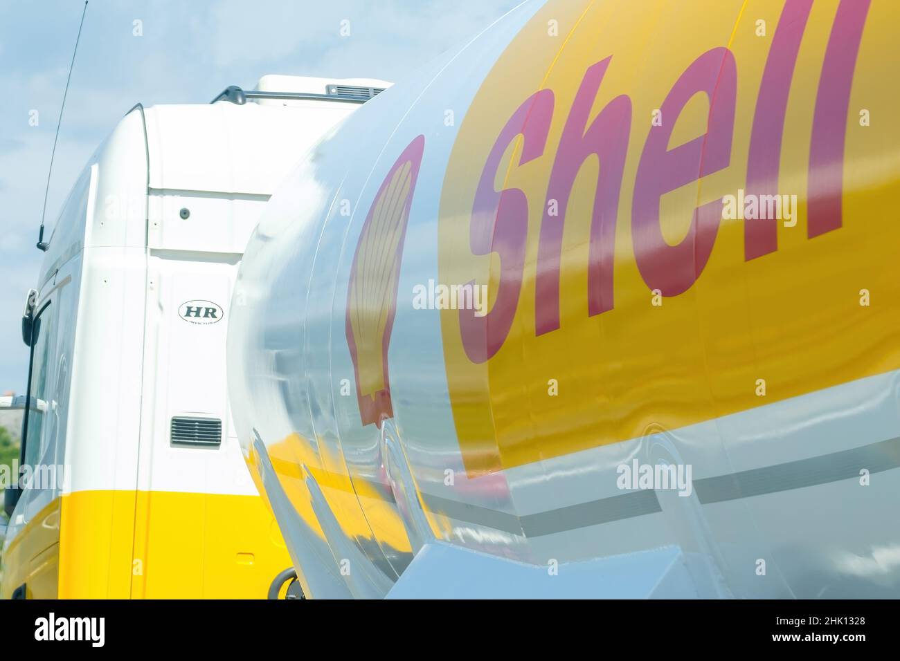 Shell-Tanker für den Transport von Kraftstoff auf der Straße, Oktober 2021, Zadar, Kroatien. Stockfoto