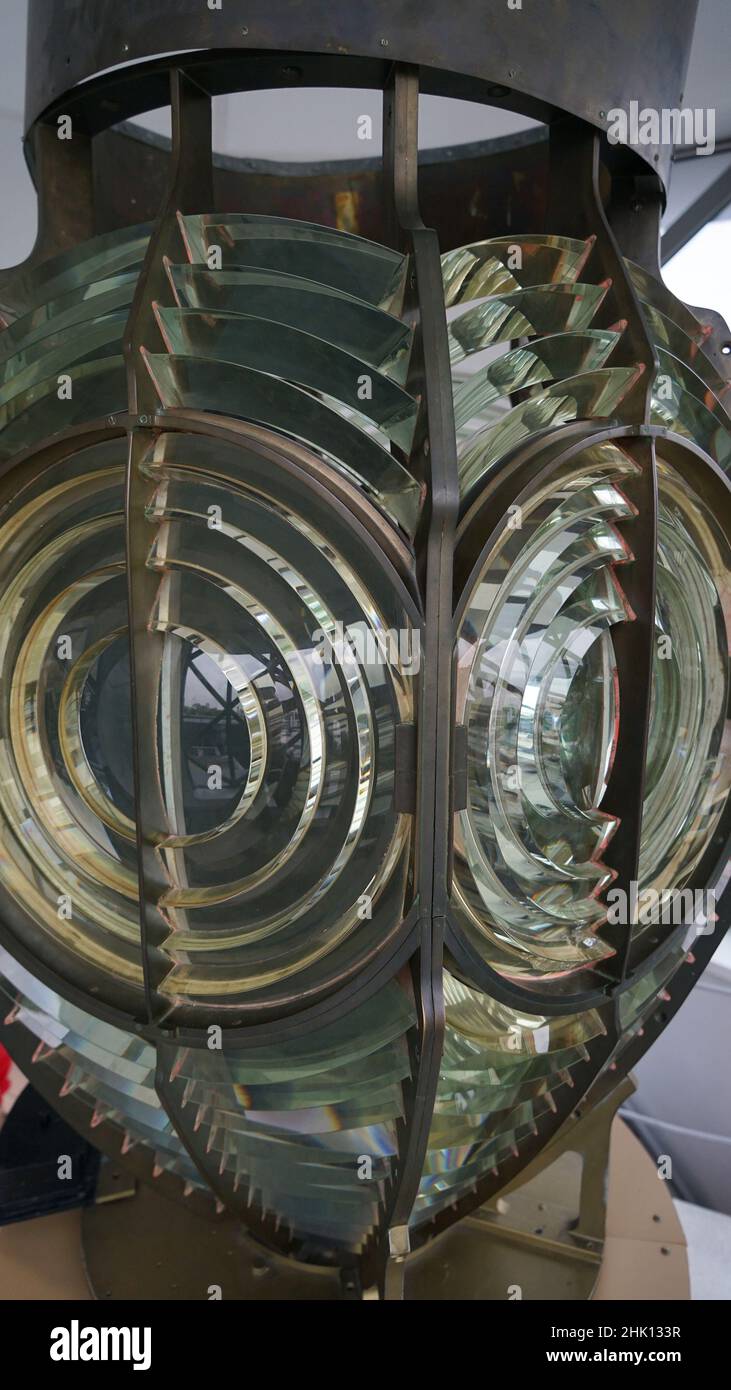 Fresnel-Linse ist eine Art Kompaktlinse aus Verbundmaterial im Leuchtturm. Bild schließen von den Glasprismen der Lampe des Leuchtturms. Stockfoto