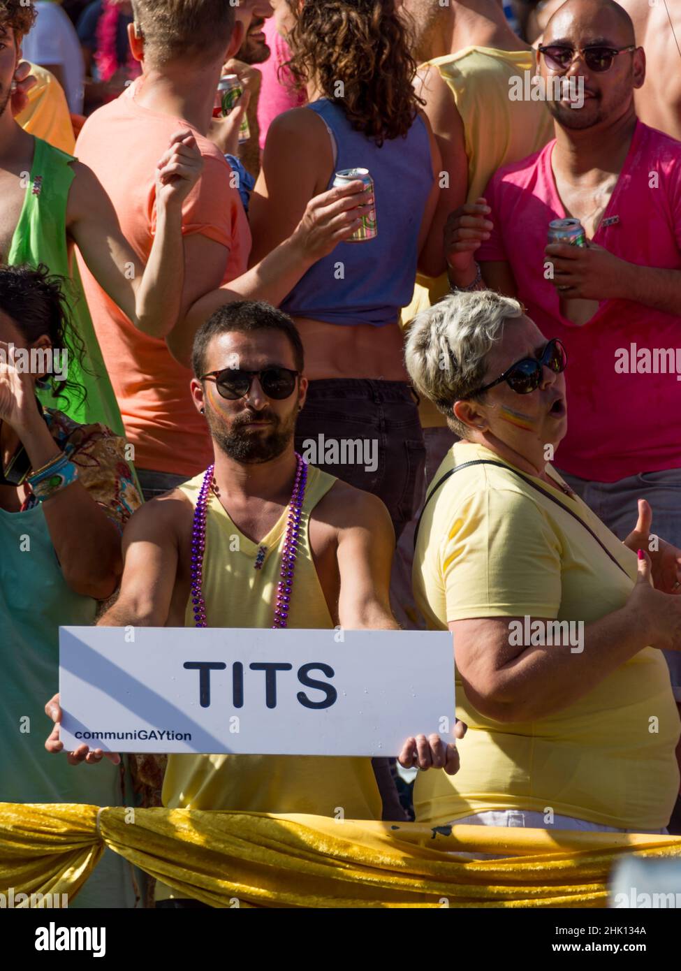 Gay Pride in Amsterdam, Niederlande. Eine große Menschenmenge versammelt sich an den Amsterdamer Grachten, um Gay Pride zu beobachten Stockfoto