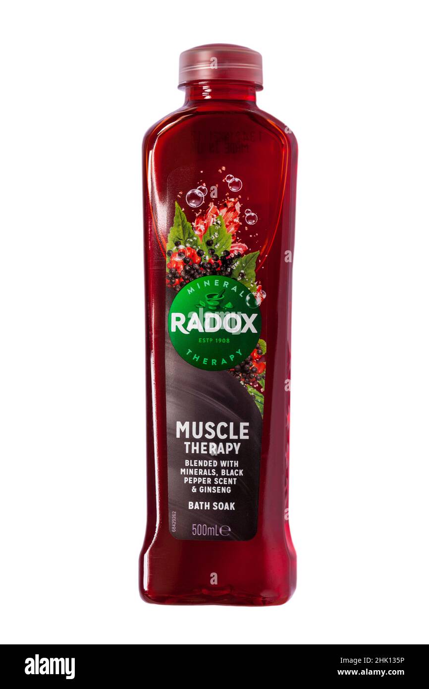 Flasche RADOX Mineral Therapy Muskeltherapie gemischt mit Mineralien, schwarzem Pfeffer Duft & Ginseng Bad isoliert auf weißem Hintergrund Stockfoto