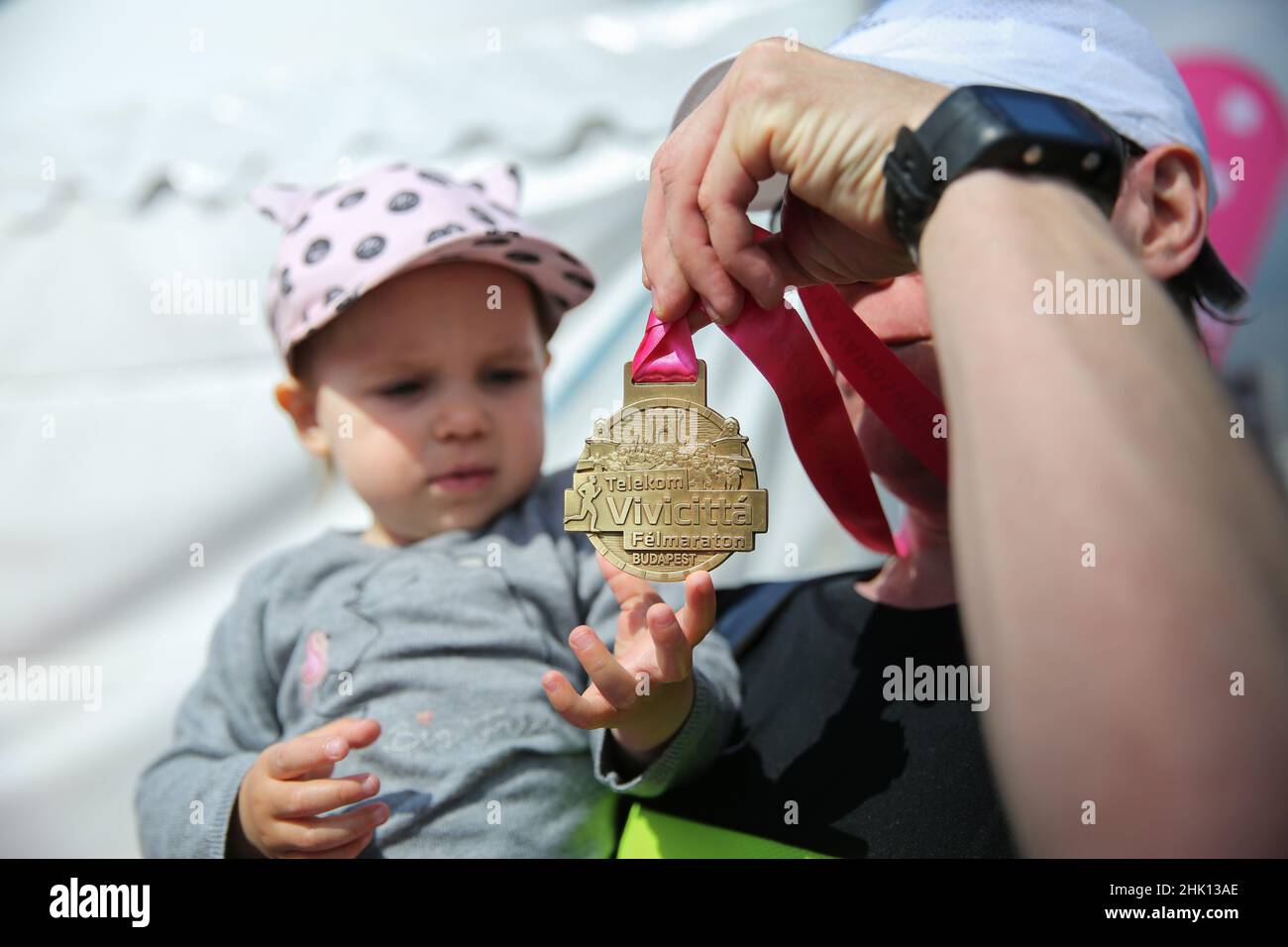 Vater zeigt Tochter seine Medaille nach 32nd Telekom Vivicitta Spring Half Budapest International Marathon in Budapest, Ungarn Stockfoto
