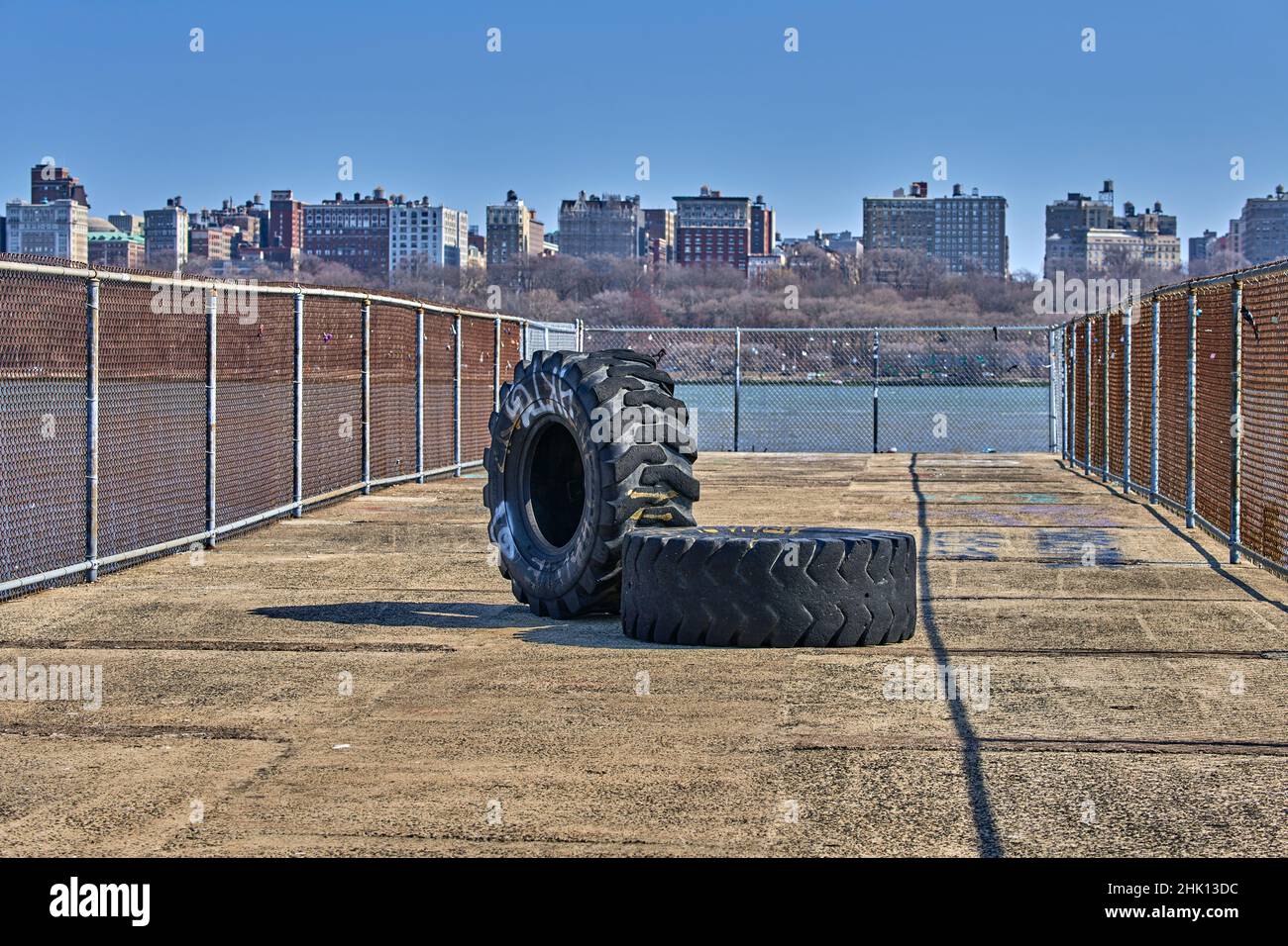 Zwei große LKW-Reifen, die zum Trainieren oder Trainieren verwendet werden. Gelegen an einem Dock am Hudson River am Edgewater, NJ River Walkway. Stockfoto