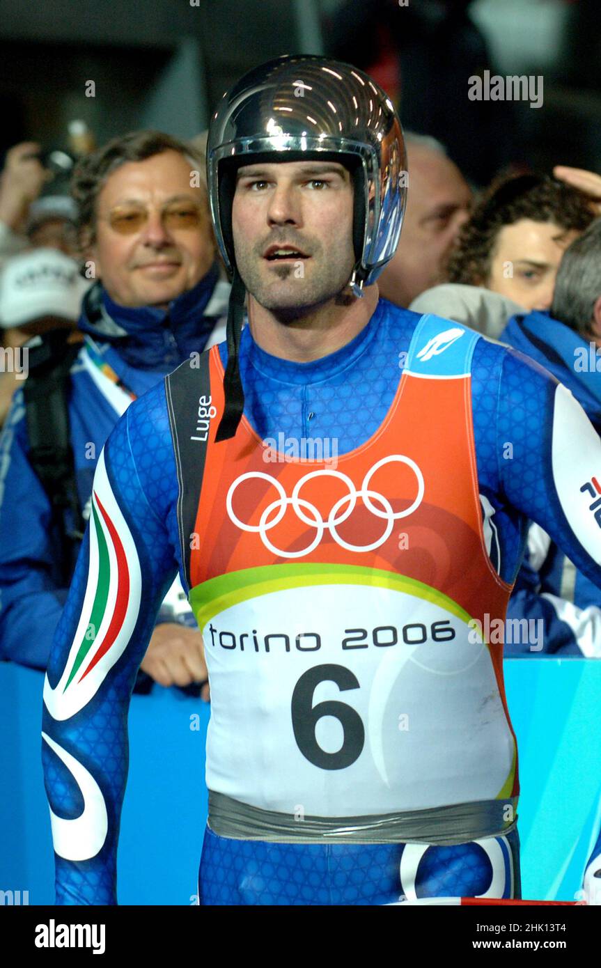 Cesana San Sicario, Turin Italien 2006-02-12: Turin 2006 Olympische Winterspiele, Preisverleihung des Rennens Roge, Armin Zöggeler, Italien, feiert den ersten Platz im Ziel des Rennens Stockfoto
