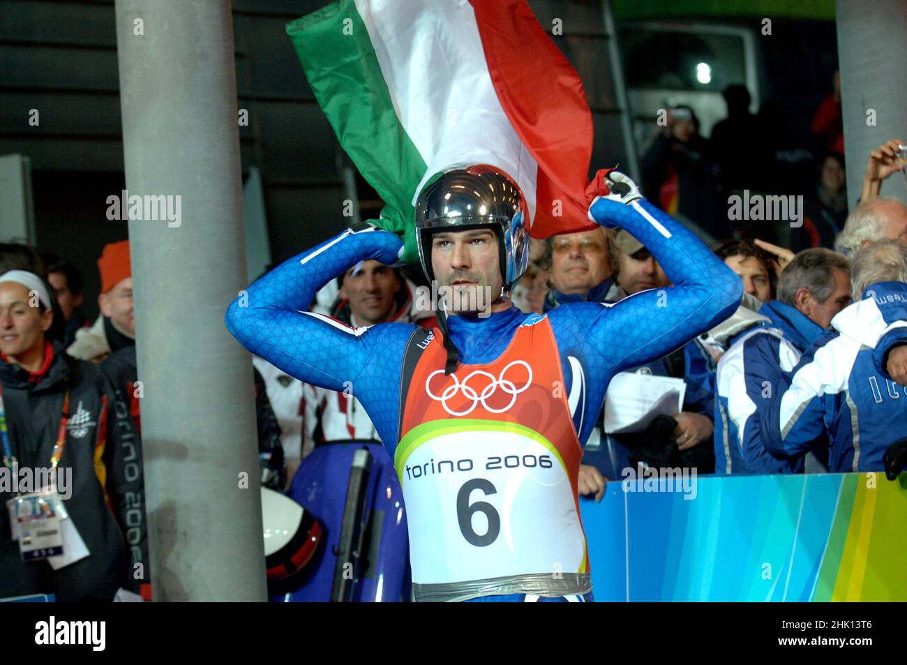 Cesana San Sicario, Turin Italien 2006-02-12: Turin 2006 Olympische Winterspiele, Preisverleihung des Rennens Roge, Armin Zöggeler, Italien, feiert den ersten Platz im Ziel des Rennens Stockfoto